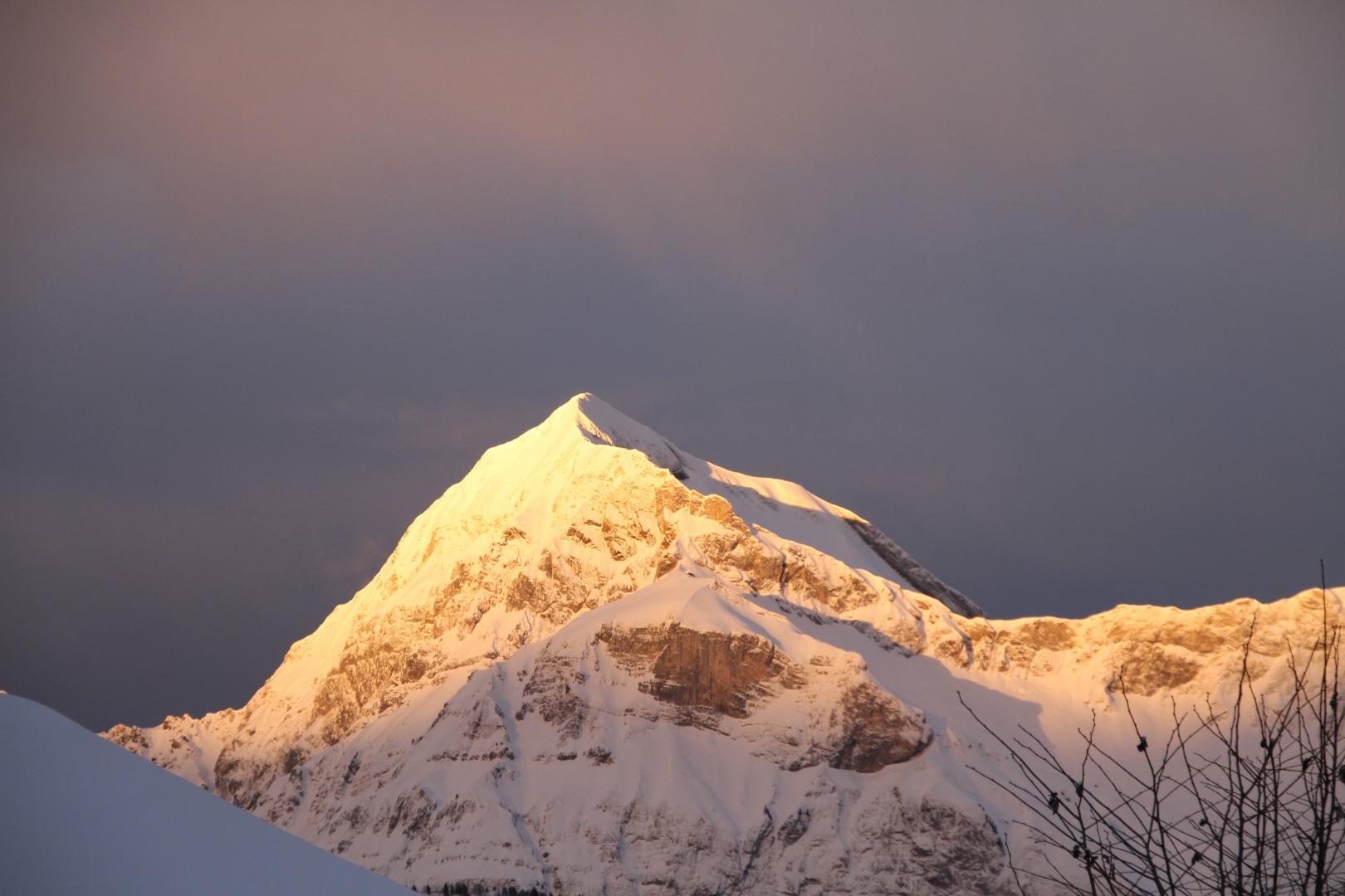 Vue depuis la fenêtre. Des couchers de soleil fabuleux sur le Mont Blanc ! N'oubliez pas votre appareil photo !