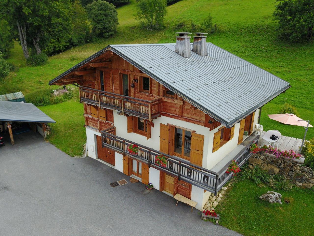 Façade avant du chalet l'été