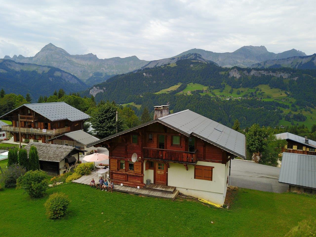 Arrière du chalet en été